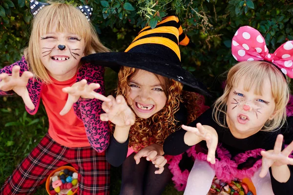 Assustador Halloween Meninas Trajes Tentando Assustá — Fotografia de Stock