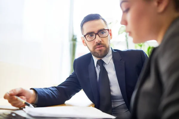 Comerciante Explicando Termos Contrato Para Jovem Empresária — Fotografia de Stock