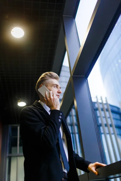 Vista Bajo Ángulo Del Gerente Confianza Llamando Cliente Teléfono Inteligente —  Fotos de Stock