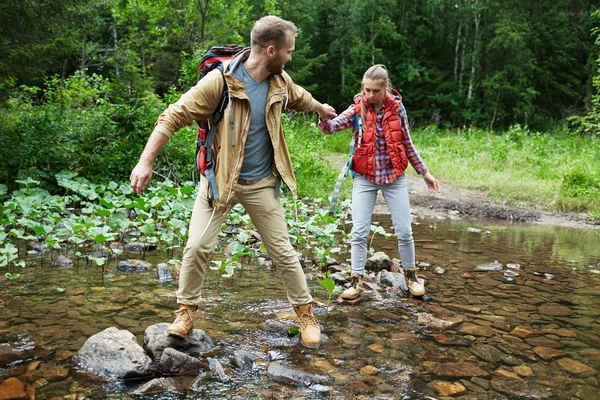 Tillgiven Par Passerar Floden Skogen — Stockfoto