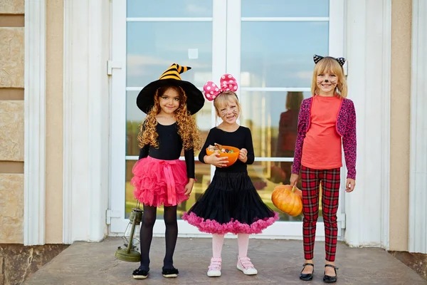 Gelukkig Jeugdige Meisjes Met Halloween Behandelt Staande Door Deur Van — Stockfoto