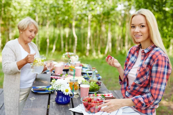 Glückliche Blondine Isst Reife Erdbeeren Natürlicher Umgebung — Stockfoto