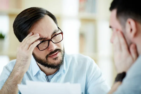 Ritratto Dell Uomo Asiatico Accigliato Che Discute Problema Affari Con — Foto Stock