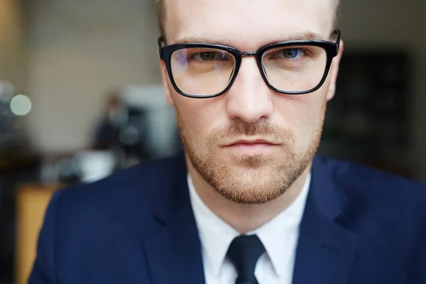 Hombre Serio Traje Anteojos Mirando Cámara — Foto de Stock