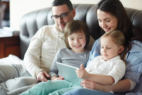 Familj Fyra Titta Film Pekplattan — Stockfoto