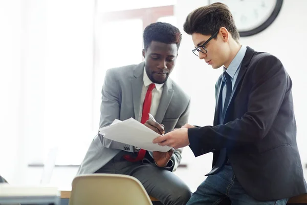 Afrikanisch Amerikanischer Mann Unterzeichnet Vertrag Mit Neuem Geschäftspartner — Stockfoto