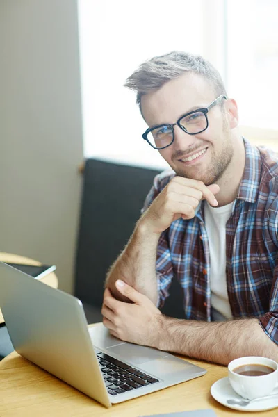 Framgångsrika Medarbetare Eller Entreprenör Med Laptop Tittar Kameran — Stockfoto