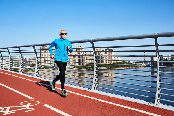 Ritratto Completo Corridore Invecchiato Che Gode Giornata Sole Mentre Allenamento — Foto Stock