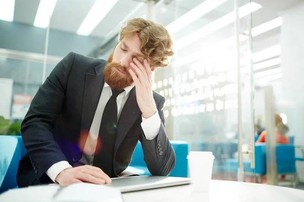 Retrato Homem Negócios Barbudo Cansado Trabalhando Tarde Escritório Moderno Esfregando — Fotografia de Stock