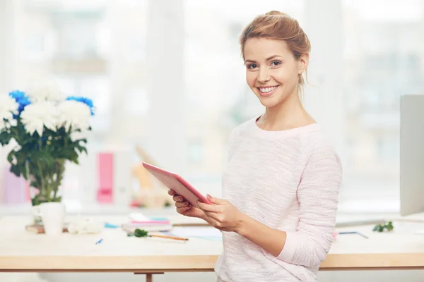 Behendig Jonge Floral Designer Zoek Online Aanvragen Met Hulp Van — Stockfoto