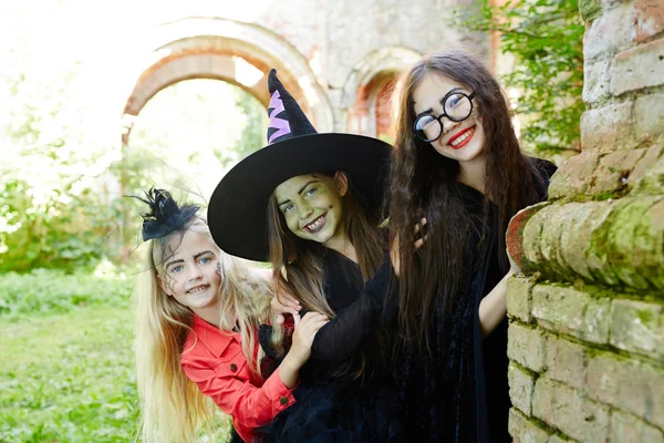 Drei Glückliche Halloween Mädchen Gucken Aus Der Hausecke Und Schauen — Stockfoto