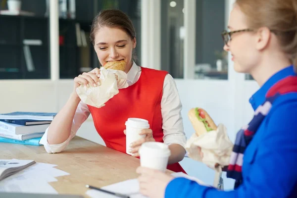 休憩でファーストフードを食べて空腹の女の子 — ストック写真