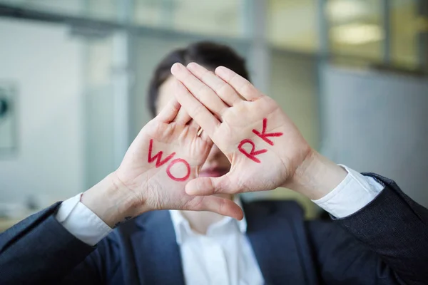 Empresária Mostrando Palmas Das Mãos Com Trabalho Palavra Escrito Por — Fotografia de Stock