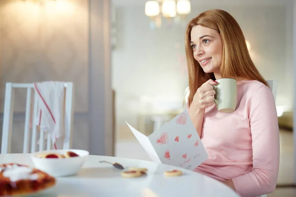 Woman Mug Self Made Greeting Card Having Rest Table Kitchen — Stock Photo, Image