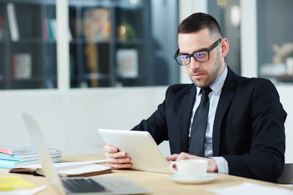 Ceo Serio Concentrándose Lectura Datos Línea — Foto de Stock