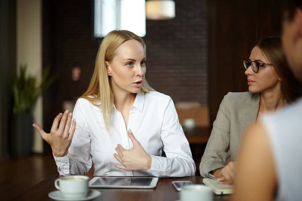 Aantrekkelijke Jonge Witte Kraag Werknemer Verzameld Met Haar Vrouwelijke Collega — Stockfoto