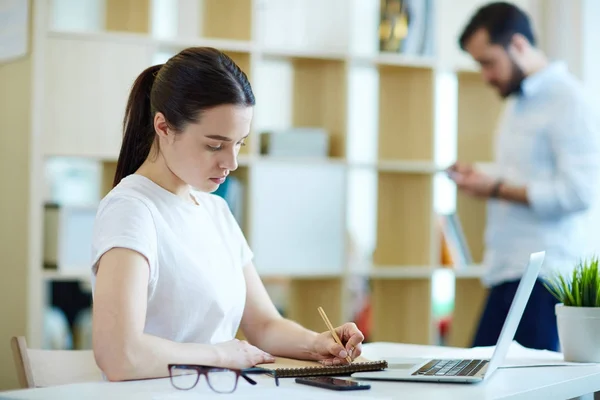 Ritratto Giovane Ragazza Che Scrive Appunti Mentre Lavora Con Computer — Foto Stock