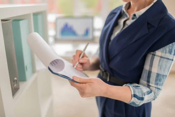 Moderner Ökonom Unterschreibt Vertrag Oder Macht Notizen Auf Papier — Stockfoto