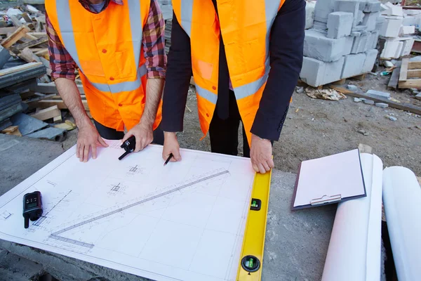 Zwei Bauunternehmer Diskutieren Skizze Des Neubaus — Stockfoto