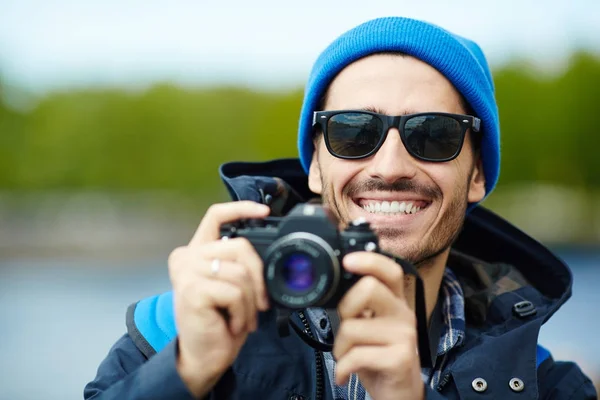 Portret Szczęśliwy Młody Człowiek Robienia Zdjęć Aparatu Fotograficznego Korzystających Pieszej — Zdjęcie stockowe