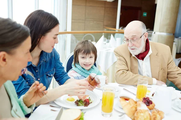 Glückliche Familie Sitzt Tisch Und Frühstückt — Stockfoto