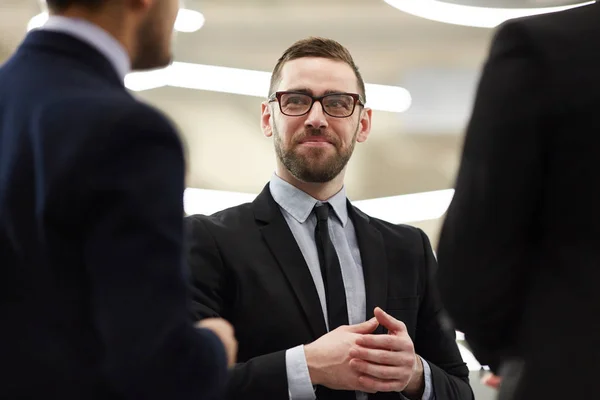 Financiador Confiante Formalwear Ouvir Dos Colegas Reunião — Fotografia de Stock