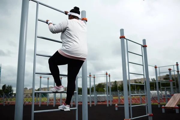 Jovem Mulher Sportswear Ascendendo Instalações Desportivas Estádio — Fotografia de Stock