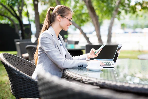 Mooie Jonge Zakenvrouw Zitten Aan Outdoor Cafe Tafel Afgeleid Van — Stockfoto