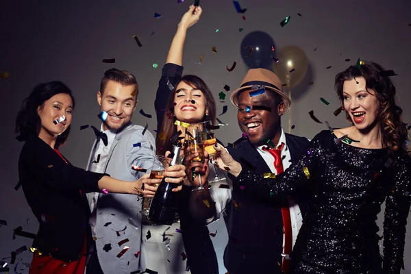 Met Nieuwjaar Feest Discotheek Multi Etnische Groep Vrienden Dansen Poseren — Stockfoto