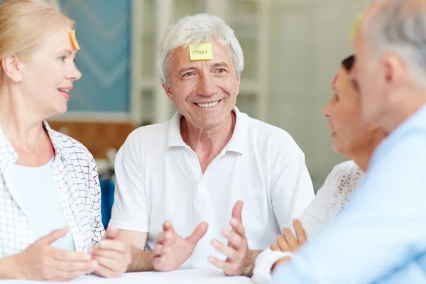 Fröhliche Seniorenkameraden Beschreiben Auf Zetteln Auf Ihrer Stirn Geschrieben Steht — Stockfoto