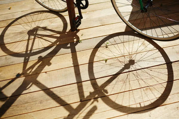 木质阳台上的自行车阴影 — 图库照片