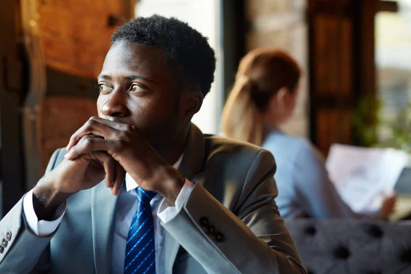 Porträtt Stilig African American Man Bär Business Suit Tittar Bort — Stockfoto