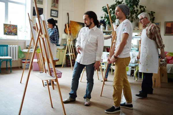 Profesor Masculino Consultando Uno Sus Estudiantes Escuela Arte —  Fotos de Stock