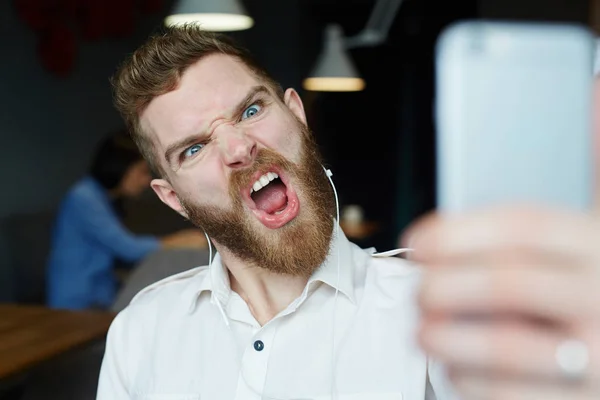 Retrato Homem Barbudo Moderno Gritando Sorrindo Furiosamente Para Câmera Posando — Fotografia de Stock