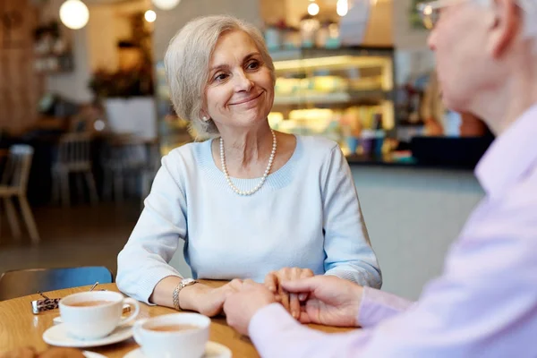Lächelnde Frau Blickt Ihren Mann Café — Stockfoto