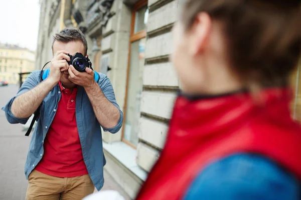 Jeune Homme Avec Appareil Photo Tirant Sur Petite Amie Tournée — Photo