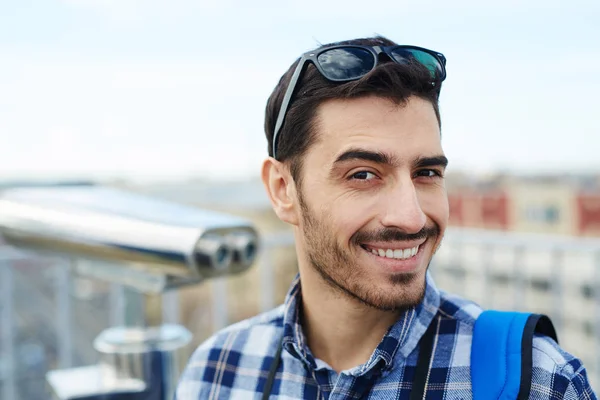 Retrato Belo Jovem Sorrindo Alegremente Para Câmera Enquanto Estava Plataforma — Fotografia de Stock