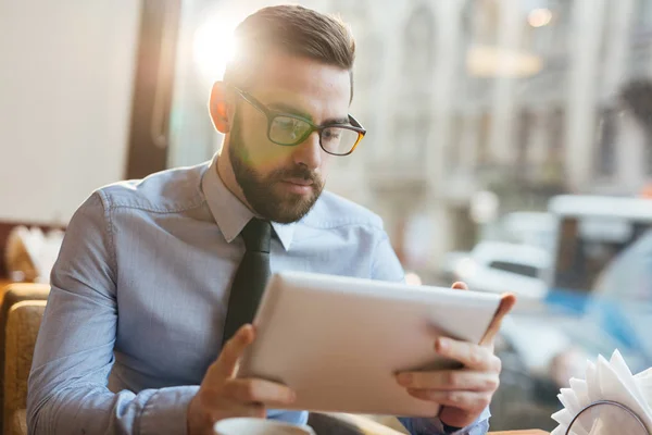 Comerciante Serio Mirando Través Datos Financieros Línea — Foto de Stock