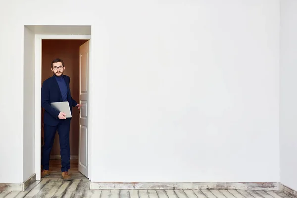 Young Ceo Touchpad Entering Room Office — Stock Photo, Image