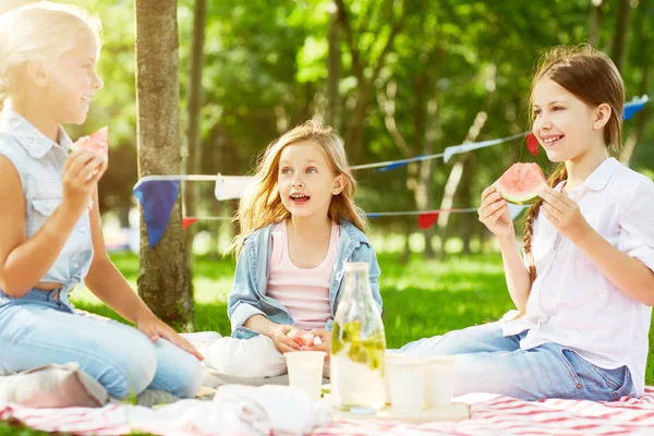 周末在绿色草坪野餐的安静的孩子吃西瓜 — 图库照片