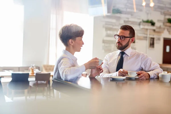 Deux Entrepreneurs Dialoguent Sur Coentreprise Dans Café — Photo