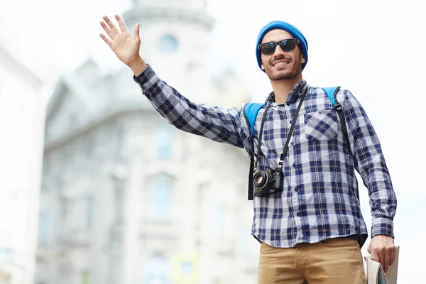 Ritratto Giovane Turista Moderno Viaggio Solo Europa Uomo Sorridente Piedi — Foto Stock