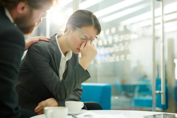 Finansanalytiker Stödja Och Trösta Trött Kollega — Stockfoto