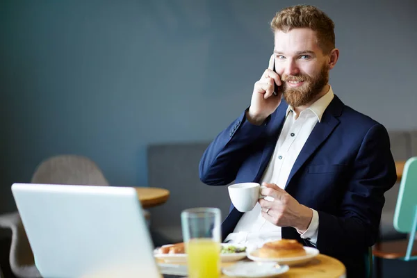 Retrato Del Hombre Negocios Guapo Hablando Por Teléfono Usando Ordenador — Foto de Stock