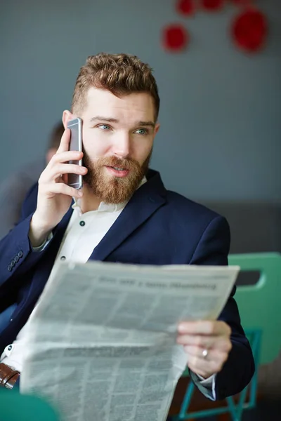 Csinos Fiatal Üzletember Által Telefon Smartphone Beszélő Olvasás Kávézó Reggeli — Stock Fotó