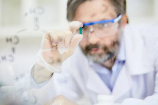 Farmacoloog Handschoenen Met Groene Pil Nieuw Vaccin Gemaakt Laboratorium — Stockfoto