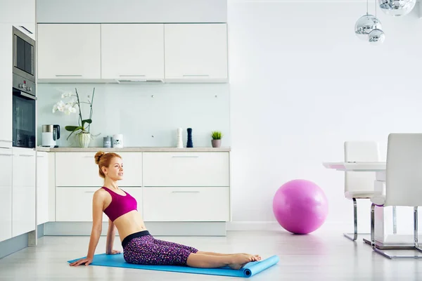 Uygun Kırmızı Saçlı Kadının Yoga Egzersizleri Evde Katta Yapması Portresi — Stok fotoğraf