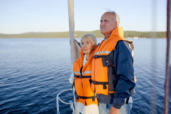 Aînés Reposants Voyageant Yacht Pendant Les Vacances Été — Photo