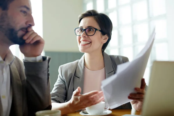 Empleador Negocios Mostrando Nuevo Contrato Socio — Foto de Stock