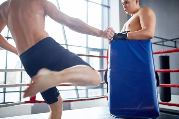 Dois Jovens Atletas Treinando Ringue Boxe — Fotografia de Stock